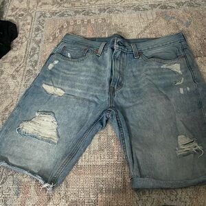 Distress men’s Levi Jean shorts